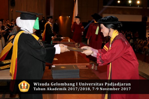 Wisuda Unpad Gel I TA 2017_2018  Fakultas kedokteran oleh dekan 303