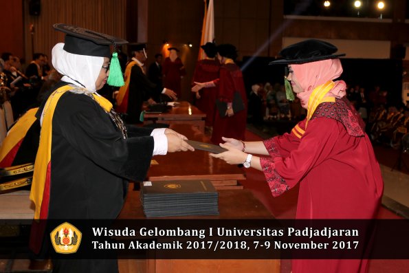 Wisuda Unpad Gel I TA 2017_2018  Fakultas kedokteran oleh dekan 304