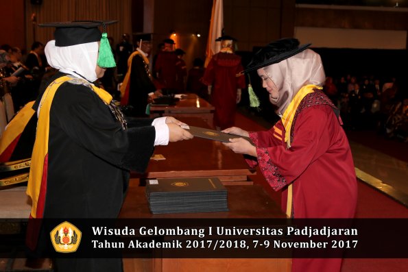 Wisuda Unpad Gel I TA 2017_2018  Fakultas kedokteran oleh dekan 306