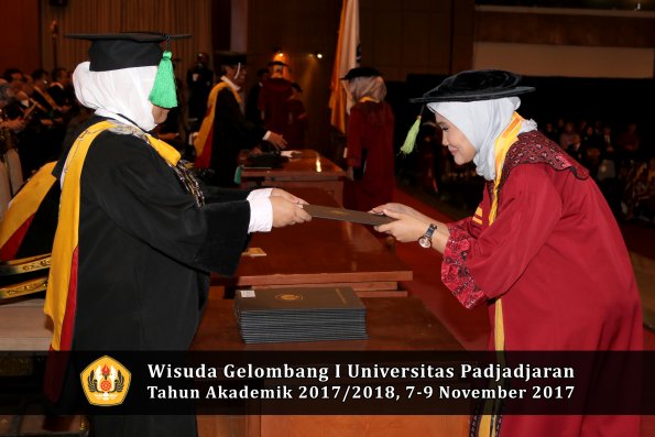 Wisuda Unpad Gel I TA 2017_2018  Fakultas kedokteran oleh dekan 307