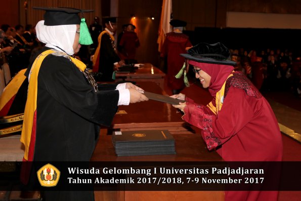 Wisuda Unpad Gel I TA 2017_2018  Fakultas kedokteran oleh dekan 308