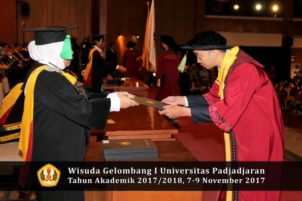 Wisuda Unpad Gel I TA 2017_2018  Fakultas kedokteran oleh dekan 310