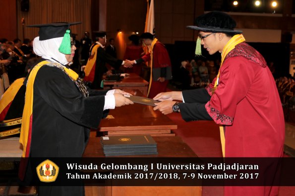 Wisuda Unpad Gel I TA 2017_2018  Fakultas kedokteran oleh dekan 311
