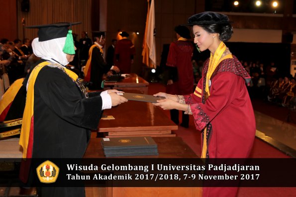 Wisuda Unpad Gel I TA 2017_2018  Fakultas kedokteran oleh dekan 312