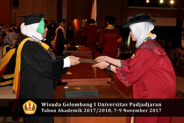 Wisuda Unpad Gel I TA 2017_2018  Fakultas kedokteran oleh dekan 313