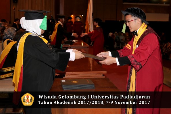 Wisuda Unpad Gel I TA 2017_2018  Fakultas kedokteran oleh dekan 315