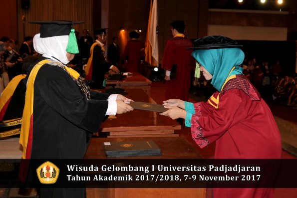 Wisuda Unpad Gel I TA 2017_2018  Fakultas kedokteran oleh dekan 317