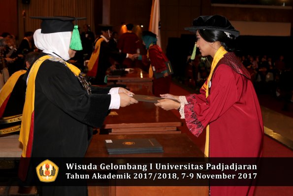 Wisuda Unpad Gel I TA 2017_2018  Fakultas kedokteran oleh dekan 318