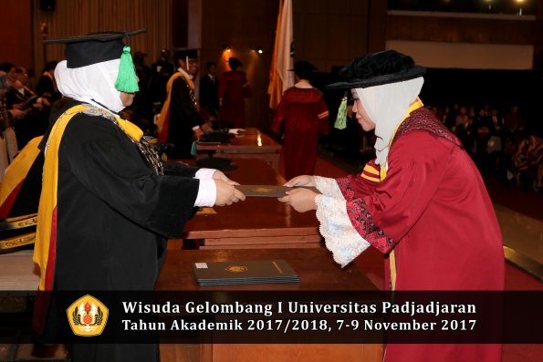 Wisuda Unpad Gel I TA 2017_2018  Fakultas kedokteran oleh dekan 320