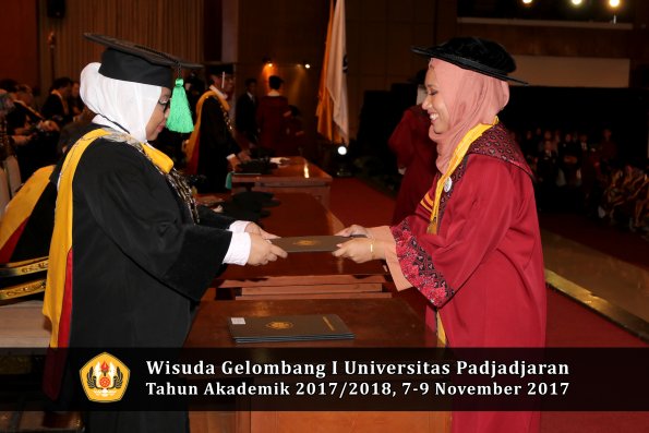 Wisuda Unpad Gel I TA 2017_2018  Fakultas kedokteran oleh dekan 321