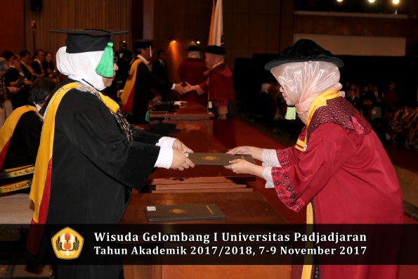 Wisuda Unpad Gel I TA 2017_2018  Fakultas kedokteran oleh dekan 322