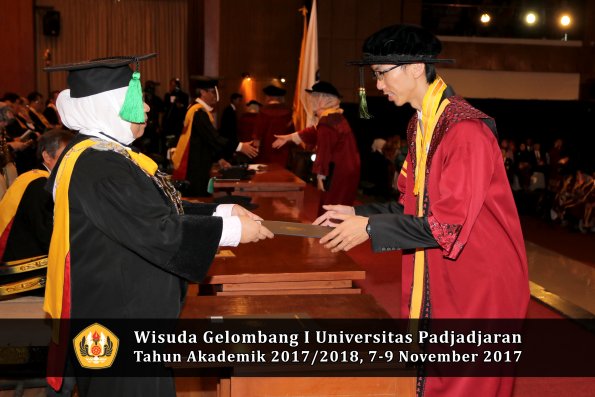 Wisuda Unpad Gel I TA 2017_2018  Fakultas kedokteran oleh dekan 323