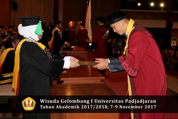 Wisuda Unpad Gel I TA 2017_2018  Fakultas kedokteran oleh dekan 324