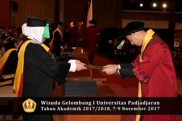 Wisuda Unpad Gel I TA 2017_2018  Fakultas kedokteran oleh dekan 325
