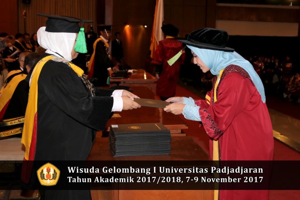 Wisuda Unpad Gel I TA 2017_2018  Fakultas kedokteran oleh dekan 326