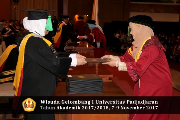 Wisuda Unpad Gel I TA 2017_2018  Fakultas kedokteran oleh dekan 327