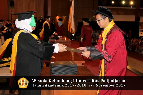 Wisuda Unpad Gel I TA 2017_2018  Fakultas kedokteran oleh dekan 328