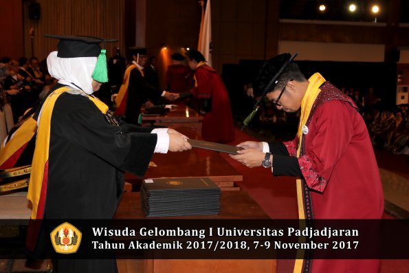 Wisuda Unpad Gel I TA 2017_2018  Fakultas kedokteran oleh dekan 329