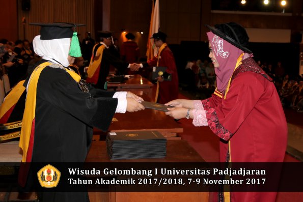 Wisuda Unpad Gel I TA 2017_2018  Fakultas kedokteran oleh dekan 330