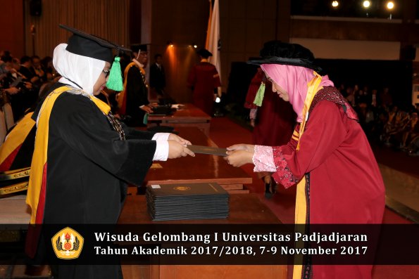Wisuda Unpad Gel I TA 2017_2018  Fakultas kedokteran oleh dekan 331