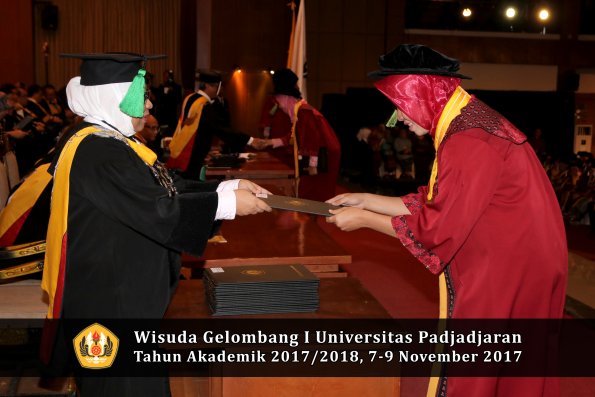 Wisuda Unpad Gel I TA 2017_2018  Fakultas kedokteran oleh dekan 332