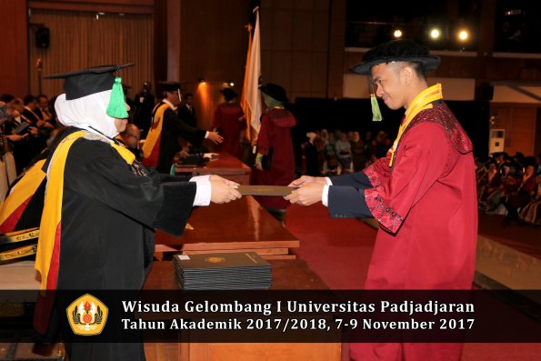 Wisuda Unpad Gel I TA 2017_2018  Fakultas kedokteran oleh dekan 335
