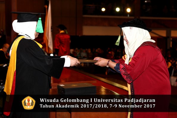 Wisuda Unpad Gel I TA 2017_2018  Fakultas kedokteran oleh dekan 336