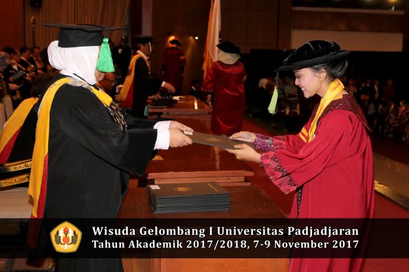Wisuda Unpad Gel I TA 2017_2018  Fakultas kedokteran oleh dekan 337