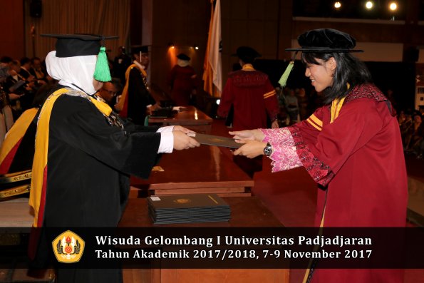 Wisuda Unpad Gel I TA 2017_2018  Fakultas kedokteran oleh dekan 338