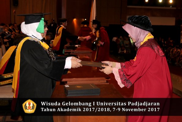 Wisuda Unpad Gel I TA 2017_2018  Fakultas kedokteran oleh dekan 339