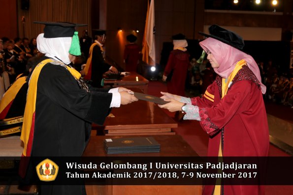 Wisuda Unpad Gel I TA 2017_2018  Fakultas kedokteran oleh dekan 343