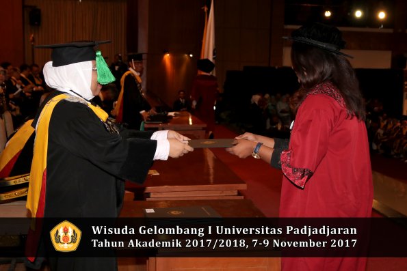 Wisuda Unpad Gel I TA 2017_2018  Fakultas kedokteran oleh dekan 346