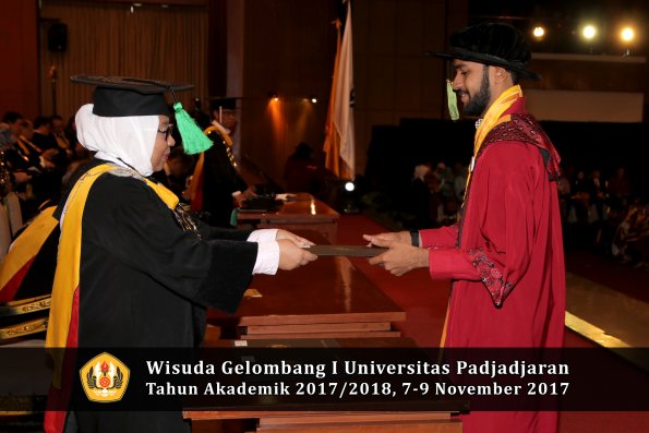 Wisuda Unpad Gel I TA 2017_2018  Fakultas kedokteran oleh dekan 347