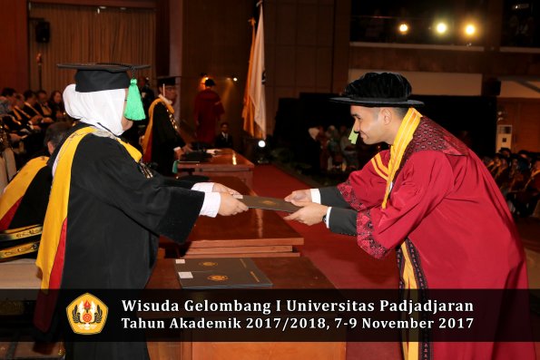 Wisuda Unpad Gel I TA 2017_2018  Fakultas kedokteran oleh dekan 348