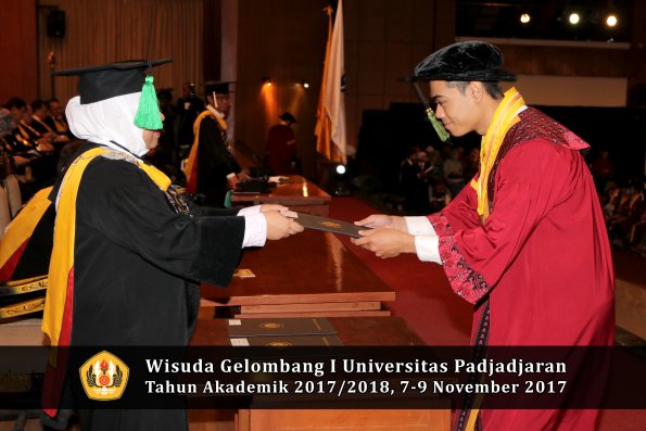Wisuda Unpad Gel I TA 2017_2018  Fakultas kedokteran oleh dekan 349