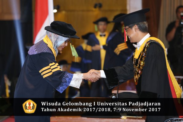 Wisuda Unpad Gel I TA 2017_2018  Fakultas kedokteran oleh Rektor 007