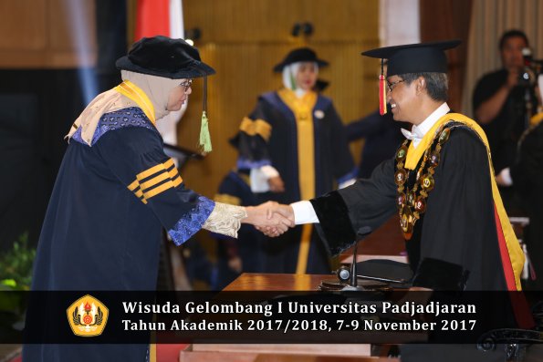 Wisuda Unpad Gel I TA 2017_2018  Fakultas kedokteran oleh Rektor 010