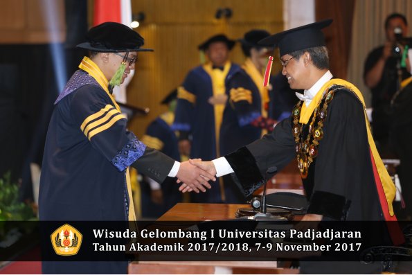Wisuda Unpad Gel I TA 2017_2018  Fakultas kedokteran oleh Rektor 012