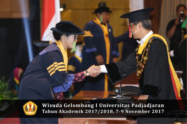 Wisuda Unpad Gel I TA 2017_2018  Fakultas kedokteran oleh Rektor 013