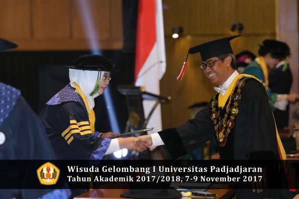 Wisuda Unpad Gel I TA 2017_2018  Fakultas kedokteran oleh Rektor 016