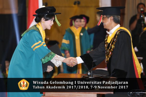 Wisuda Unpad Gel I TA 2017_2018  Fakultas kedokteran oleh Rektor 017