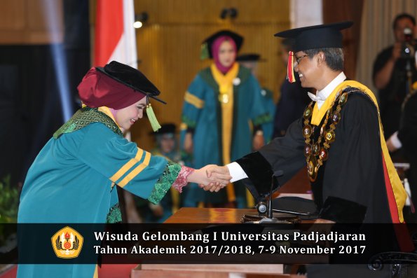 Wisuda Unpad Gel I TA 2017_2018  Fakultas kedokteran oleh Rektor 018