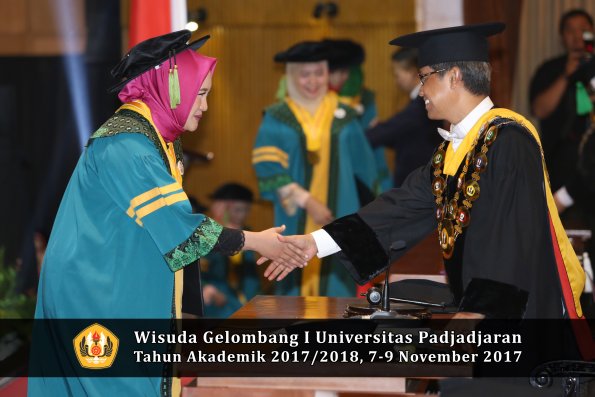 Wisuda Unpad Gel I TA 2017_2018  Fakultas kedokteran oleh Rektor 019