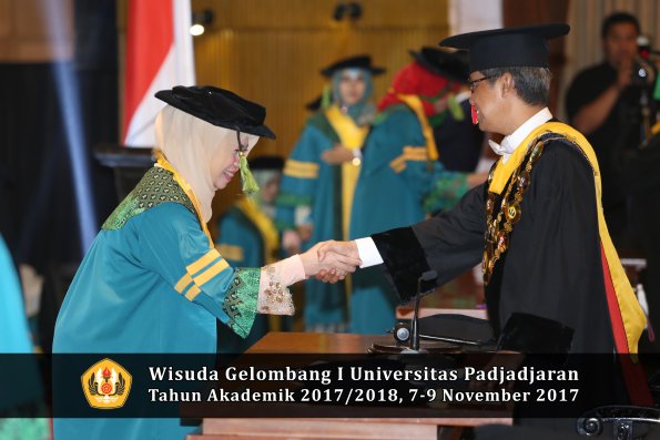 Wisuda Unpad Gel I TA 2017_2018  Fakultas kedokteran oleh Rektor 020