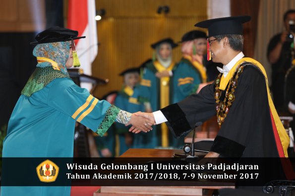 Wisuda Unpad Gel I TA 2017_2018  Fakultas kedokteran oleh Rektor 022
