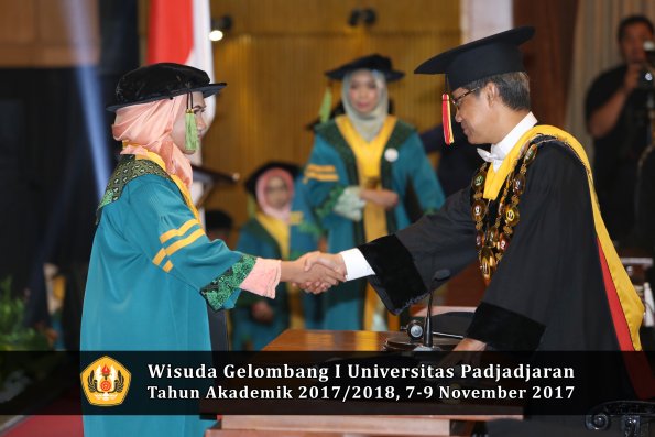Wisuda Unpad Gel I TA 2017_2018  Fakultas kedokteran oleh Rektor 023