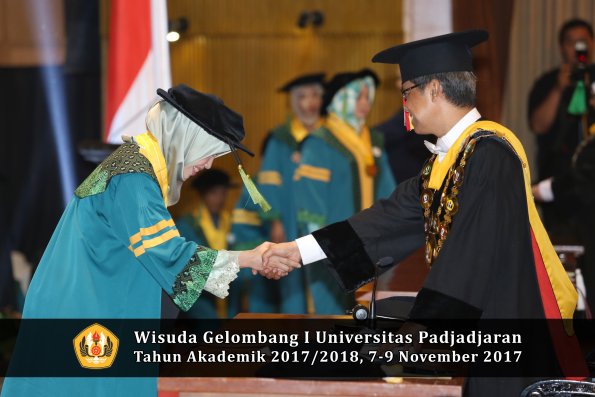 Wisuda Unpad Gel I TA 2017_2018  Fakultas kedokteran oleh Rektor 024