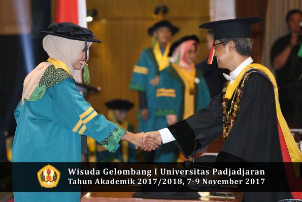 Wisuda Unpad Gel I TA 2017_2018  Fakultas kedokteran oleh Rektor 026