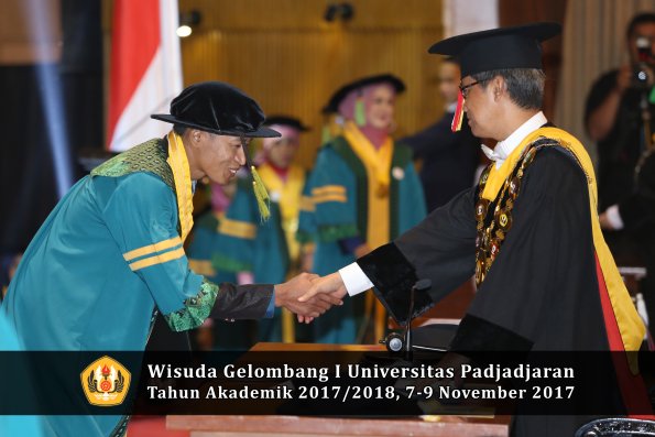 Wisuda Unpad Gel I TA 2017_2018  Fakultas kedokteran oleh Rektor 028