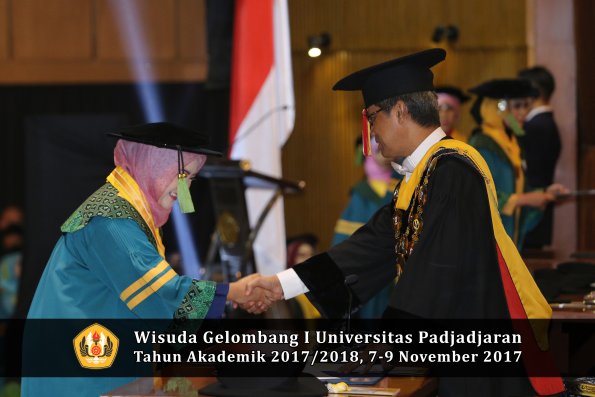 Wisuda Unpad Gel I TA 2017_2018  Fakultas kedokteran oleh Rektor 029